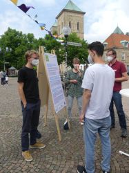 Jonas_Michalowski__lFridaysFF_Nemir_Ali_r_Bundestagskandidat_FDP_Andrea_Tllinghoff_m_Bischfl_Kommission